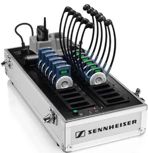 Ein Sennheiser-Konferenzsystem mit Ladebox zur Aufbewahrung und Aufladung der Geräte.