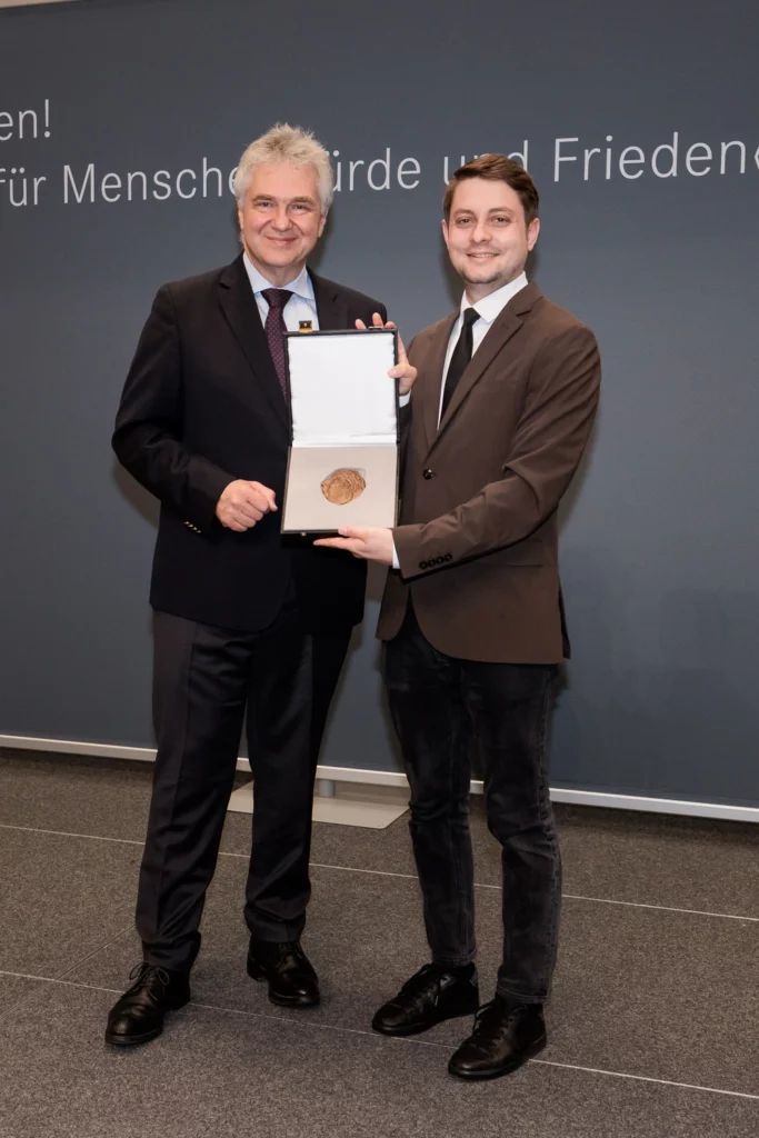 Igor Zaharov nimmt den Theodor Heuss Preis für Maia Sandu entgegen.