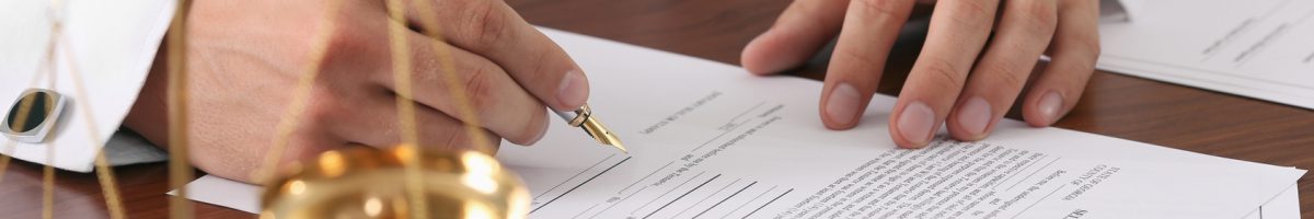 Notary public in office signing document Rechtsübersetzungen